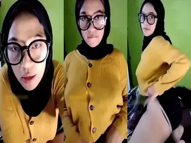 Bokep Jilbab Ukhti Tunjukkan Dada Di Sawer Kost poster
