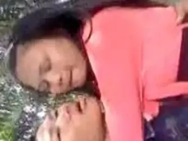 Gadis Cantik Pasrah Goyang Kasur Kebun Sawit poster
