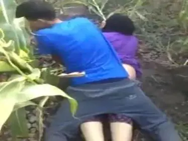 Ukhti Hijab Cantik Pasrah Goyang Kebun Jagung poster