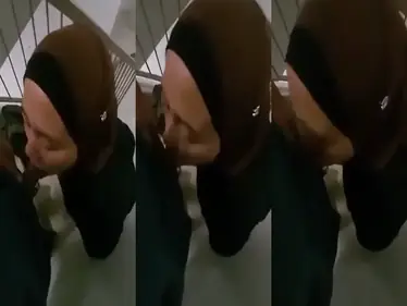 Ukhti Hijab Cantik Pasrah Servis Di Tangga poster