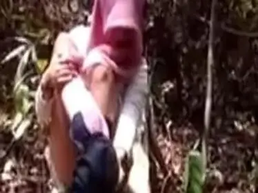 Ukhti Hijab Merah Muda Cantik Pasrah Di Hutan poster