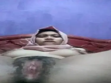 Ukhti Hijab Pink Cantik Pasrah Goyang Kasur poster